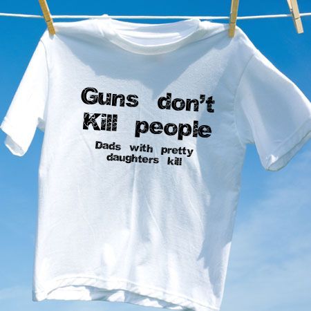 Camiseta guns dont kill people dads with pretty daughters kill