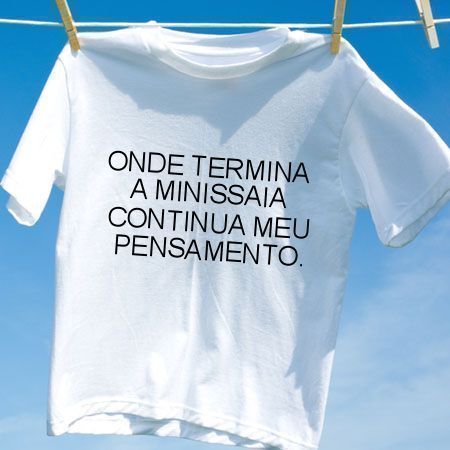 Camiseta Onde termina a minissaia continua meu pensamento