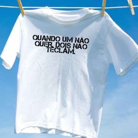 Camiseta quando um nao quer dois nao teclam