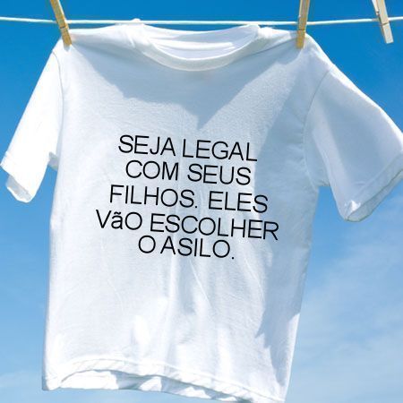 Camiseta Seja legal com seus filhos eles vao escolher o asilo