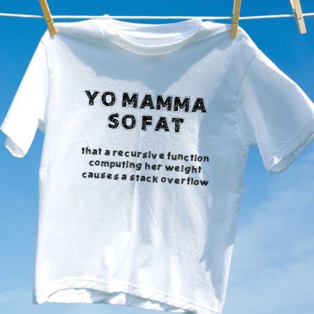Camiseta yo mamma so fat that a recursive function computing her weight causes a